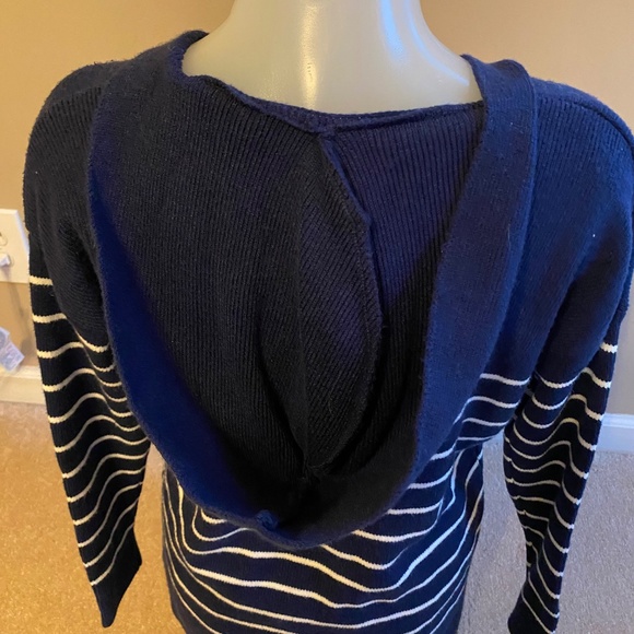 Tahari lightweight hoodie sweater - Picture 2 of 13